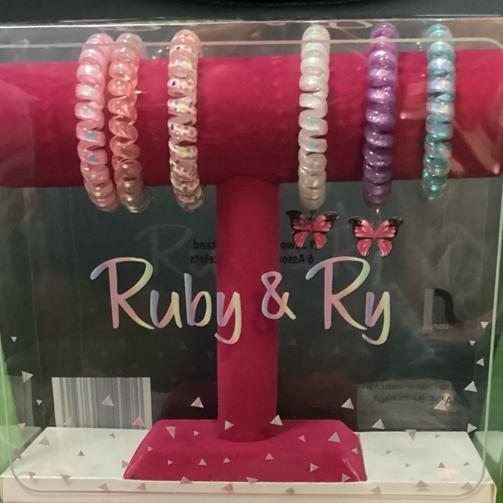 RUBY & RY ASSORTED BRACELET SET WITH JEWELRY STAND